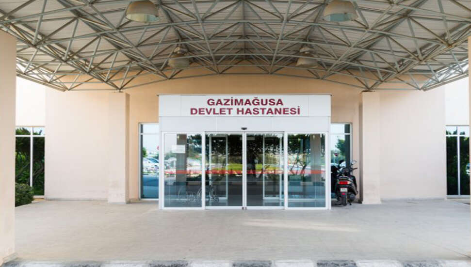 Mağusa’da hastane odasına giren kişiyi makasla yaraladı