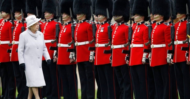 Sarayda 9 çanta uyuşturucu…. Kraliçe Elizabeth’in muhafızı uyuşturucudan tutuklandı