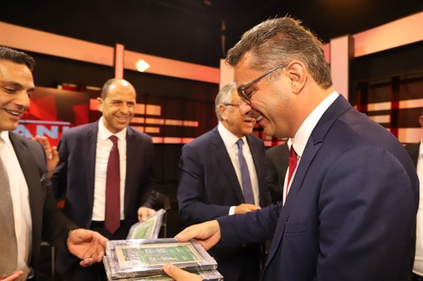 Erhürman’dan rakiplerine hediye