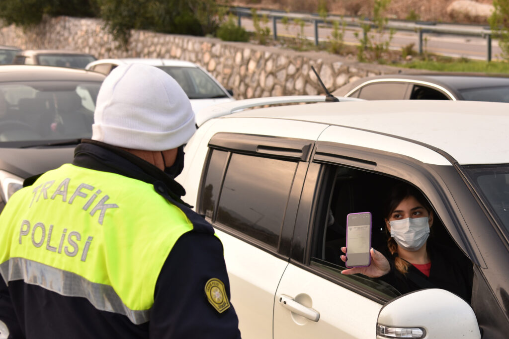 Polis Lefkoşa ve Girne sınırlarında kontrol yapıyor