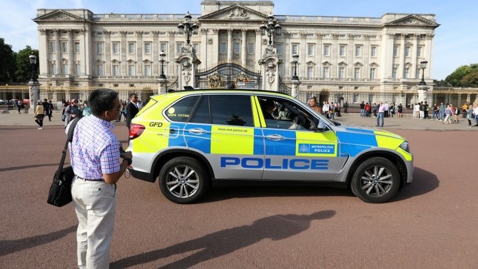 Buckingham Sarayı önünde tekbirli kılıçlı saldırı