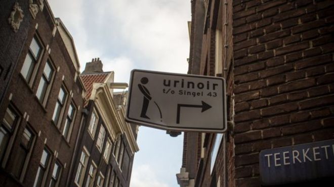 Hollanda’da binlerce kadından pisuvara işeme eylemi