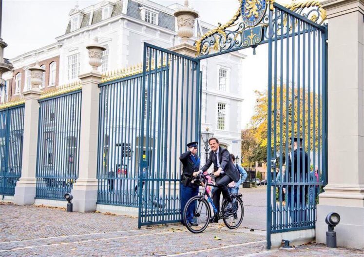 Başbakan, kralın sarayına bisikletiyle gitti