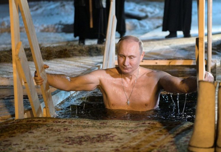Putin buz gibi suya girdi