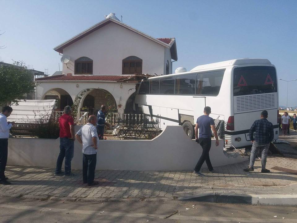 Mağusa'da otobüs eve girdi: 1 Yaralı