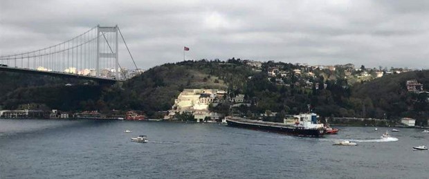 İstanbul'da gemi yalıya çarptı