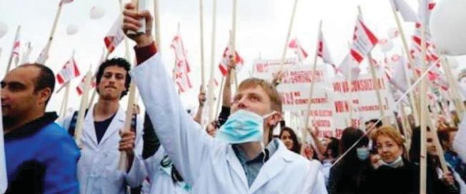 Romanya'da sağlık çalışanları sokaklara döküldü