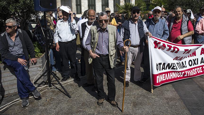 Yunanistan'da emekliler kemer sıkma politikasına karşı yürüdü