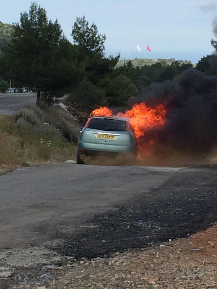 Boğazköy’de yanan araç itfaiye ekiplerince söndürüldü