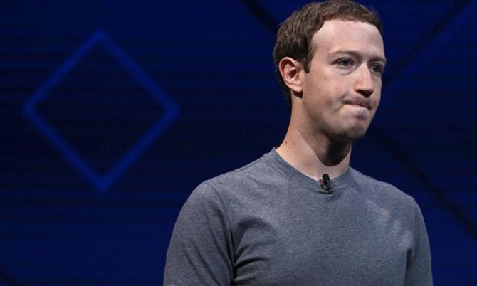 Facebook'un kurucusu Mark Zuckerberg özür diledi