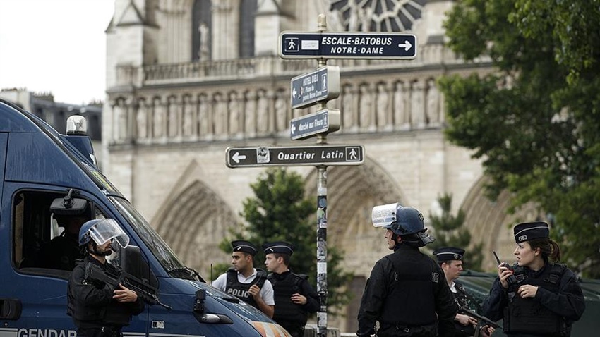 Paris'te yayalara bıçaklı saldırı