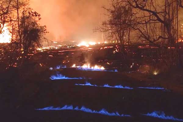 Kilauea Yanardağı'nda oluşan yarıklardan mavi alevler çıktı