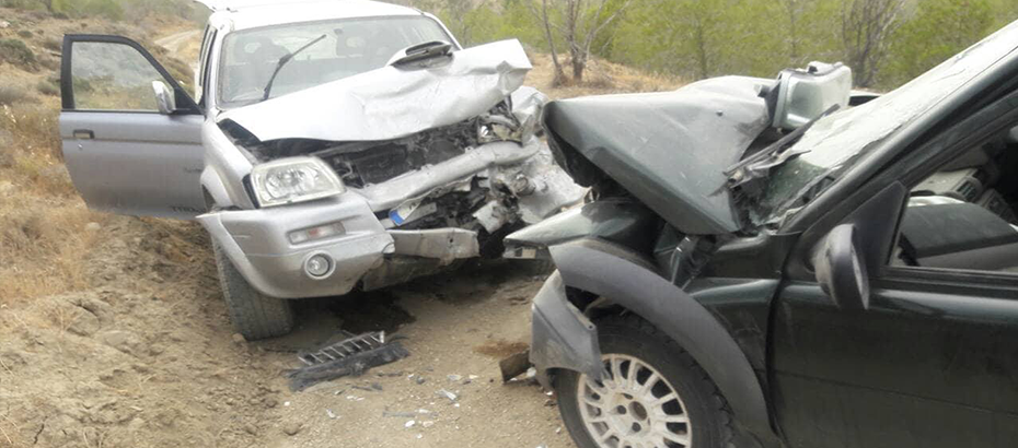 İki araç yüz yüze çarpıştı: 4 kişi yaralandı
