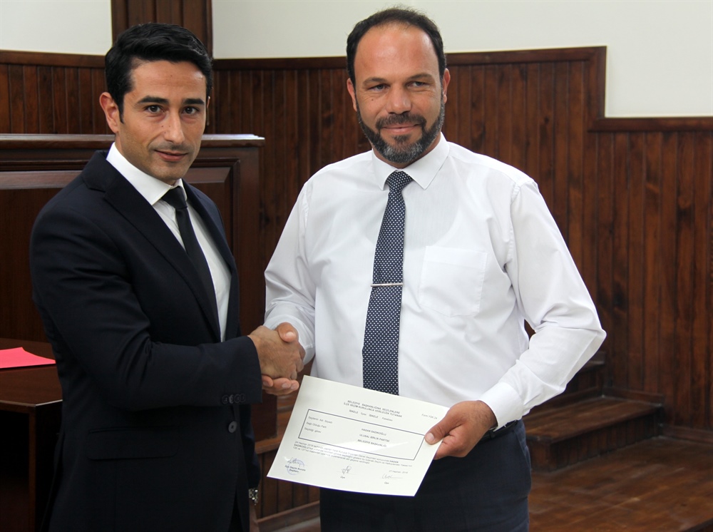 İskele Belediye Başkanlığına seçilen Sadıkoğlu mazbatasını aldı