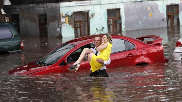 Rusya'da sel felaketi! Kahraman adam tek tek kurtardı