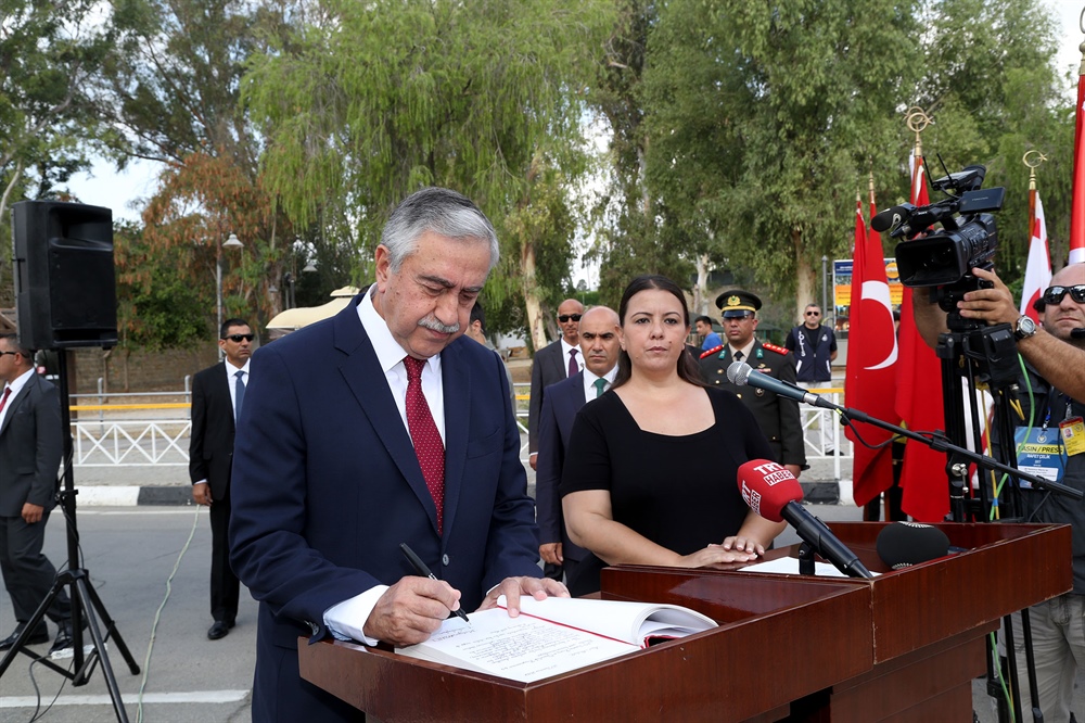 Atatürk anıtı'nda tören düzenlendi