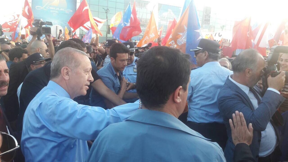 Erdoğan, vatandaşlarla tokalaştı, çocukları kucağına aldı