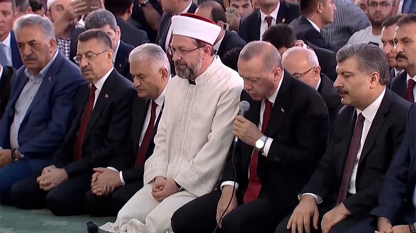 Cumhurbaşkanı Erdoğan, şehitler için Kur'an-ı Kerim okudu