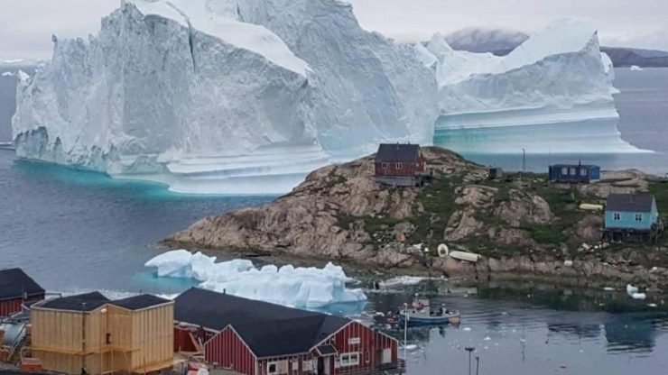 Yaklaşan buz kütlesi nedeniyle Grönland'daki köy tahliye edildi