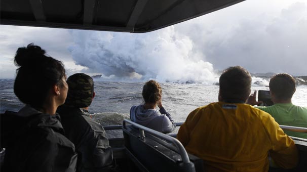 Hawaii'de yanardağdan çıkan lavlar tur teknesine sıçradı