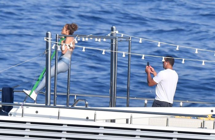 Jennifer Lopez tatilde de spor yapıyor