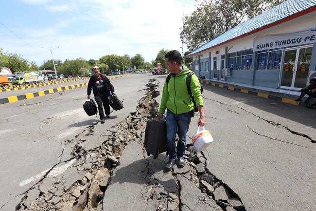 Endonezya'daki depremler 483 can aldı
