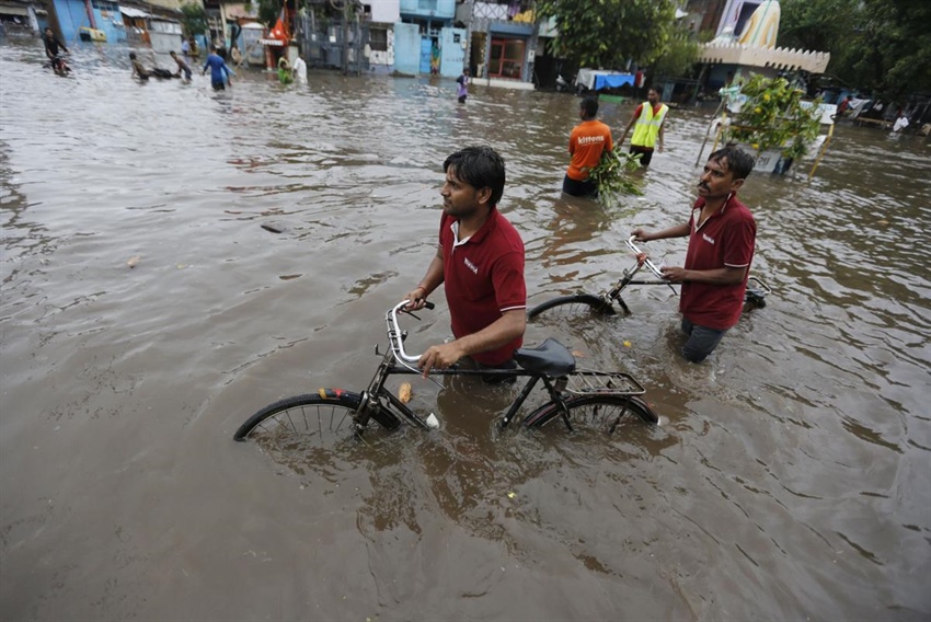 Hindistan'daki yağışlar 10 günde 324 can aldı