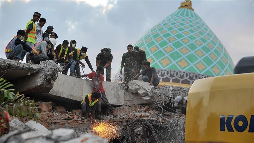 Endonezya'daki depremde ölenlerin sayısı 131'e yükseldi