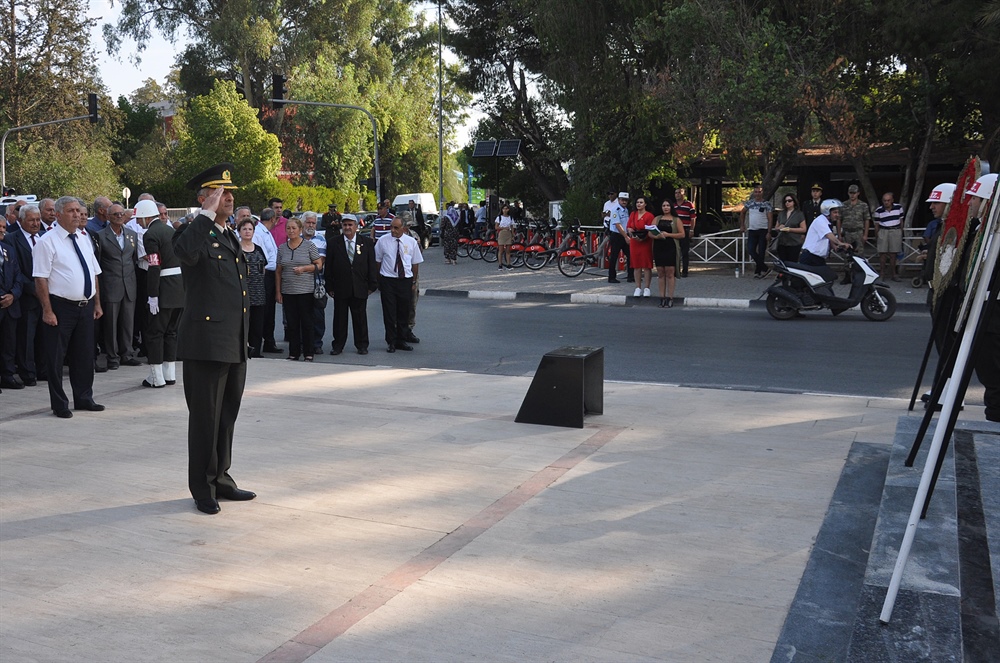 Gaziler Günü dolayısıyla Lefkoşa Atatürk Anıtı önünde tören
