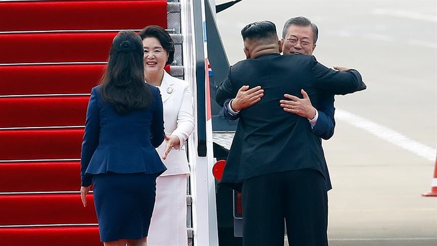 Koreler arası zirve: İki liderden samimi görüntü!
