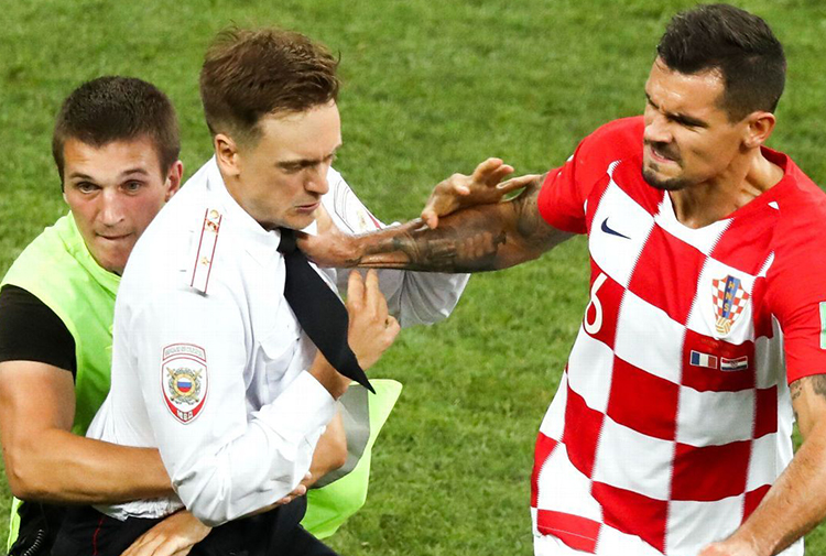 Dünya Kupası finalinde sahaya giren Rus aktivist zehirlendi!