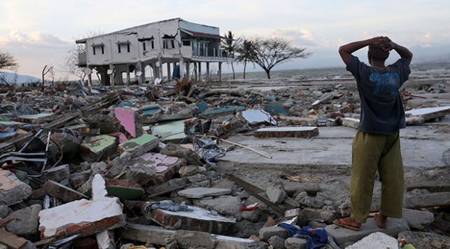 Endonezya’da deprem ve tsunami felaketinde ölü sayısı artıyor