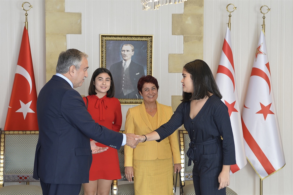 TC Lefkoşa Büyükelçisi Başçeri ailesini Cumhurbaşkanı Akıncıyla tanıştırdı
