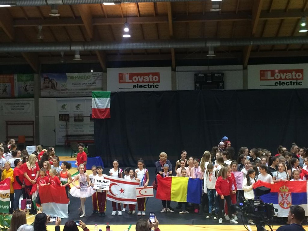 KKTC'yi temsil eden çocuk fitnesçiler İtalya'da takım halinde dünya şampiyonu oldu