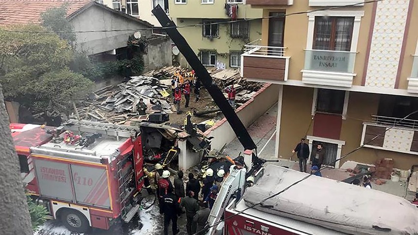 İstanbul'da askeri helikopter düştü