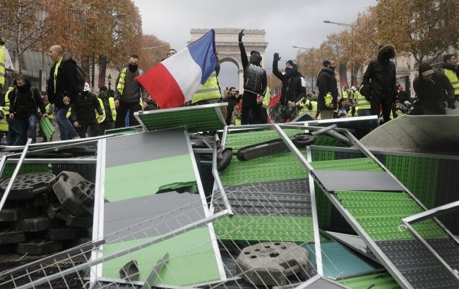 Fransa’daki protestolar hayatı durma noktasına getirdi