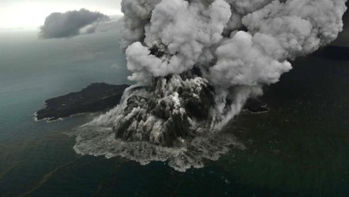 Endonezya'daki yanardağ patladıkça küçülüyor