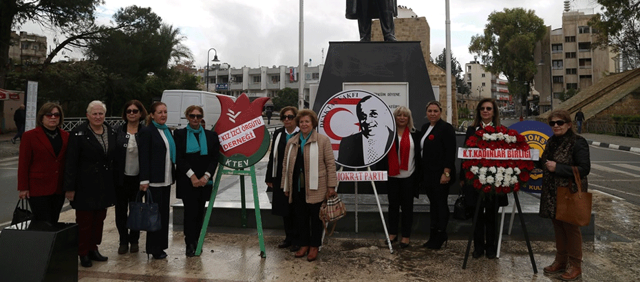 Kadınlar Atatürk Anıtı ile Zübeyde hanım büstüne çelenk koydu