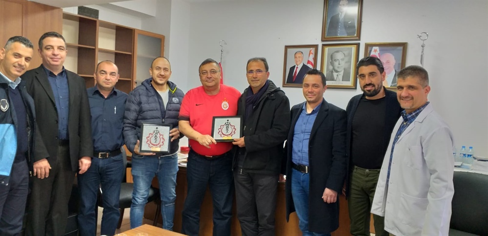 Dr. Dizdarlı emekli oldu: Son gününde Fenerbahçeliler Derneği'ne plaket verdi
