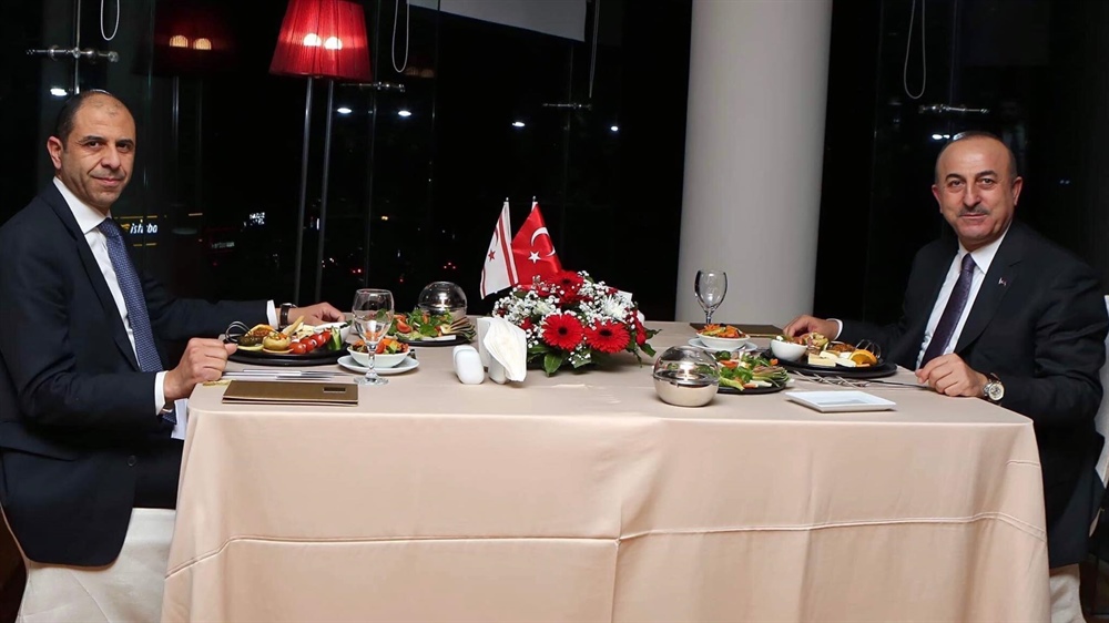 Özersay, Girne'deki bir restorantta Çavuşoğlu ile biraraya geldi