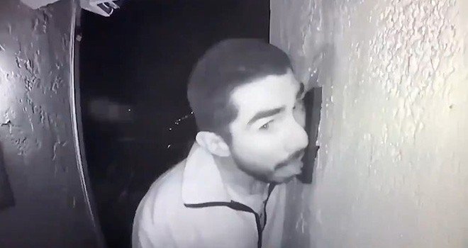 ABD Polisi, 3 saat boyunca kapı zilini yalayan adamı arıyor