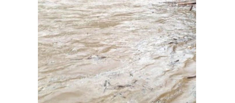 Limasol’da sel suları içinde iki kişi bulunan aracı sürükledi