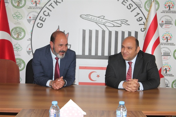 Bakan Atakan, Geçitkale Belediye Başkanı Öztaş ile görüştü