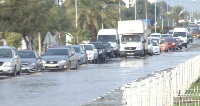 Şiddetli yağış nedeniyle yollarda su birikintileri oluştu