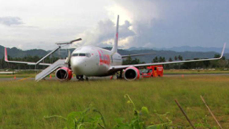Endonezya'da yolcu uçağı pistten çıktı
