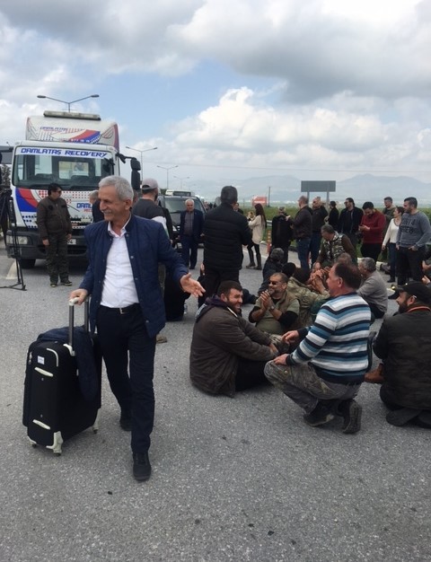 Eylem büyüyor… Ercan çemberini traktörler ve oturma eylemi ile trafiğe kapattılar