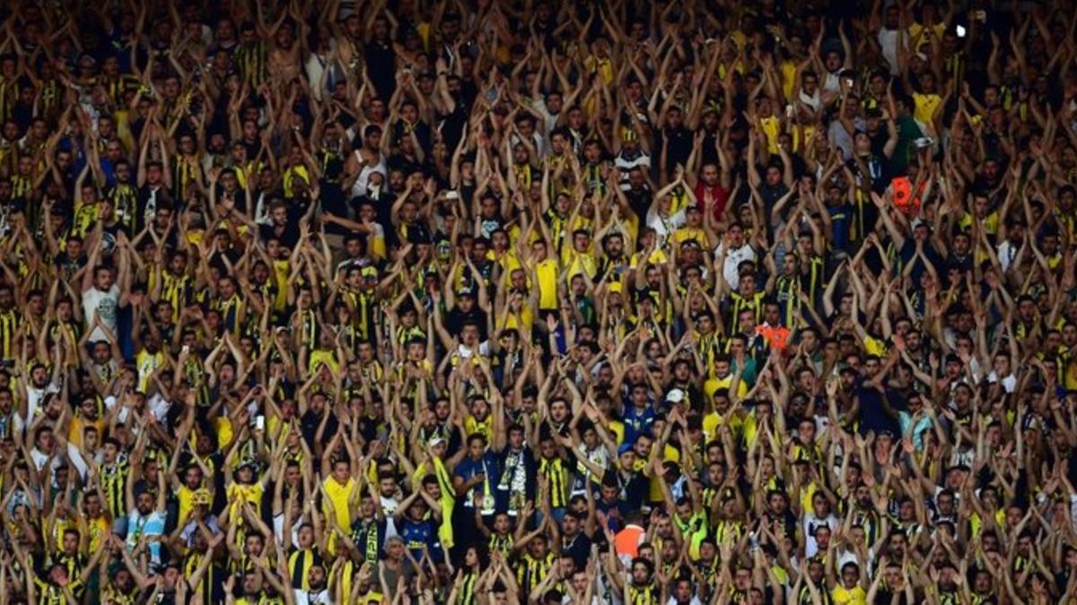 Küfürlü tezahüratın Fenerbahçe’ye bedeli 37 bin forma!