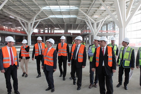 Cumhurbaşkanı Akıncı, Ercan Havalimanı’nın yapımı devam eden yeni terminal binasında incelemelerde bulundu