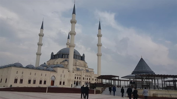 Hala Sultan Camii İbadete açıldı… Yarın Küçük için Mevlit ve Yasin-i Şerif okunacak