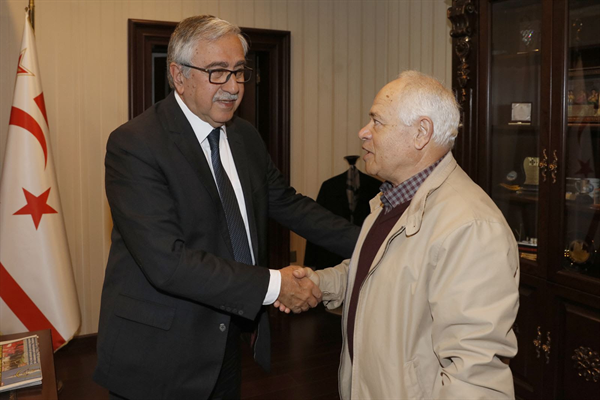 Hüseyin Kaba, kitabını Cumhurbaşkanı Mustafa Akıncı'ya takdim etti